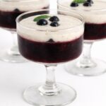 Beeren-Gelee im Dessertglas mit Vanillesoße, frischen Beeren und Minze