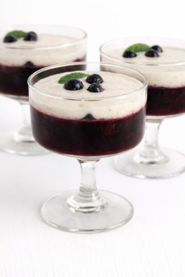 Beeren-Gelee im Dessertglas mit Vanillesoße, frischen Beeren und Minze