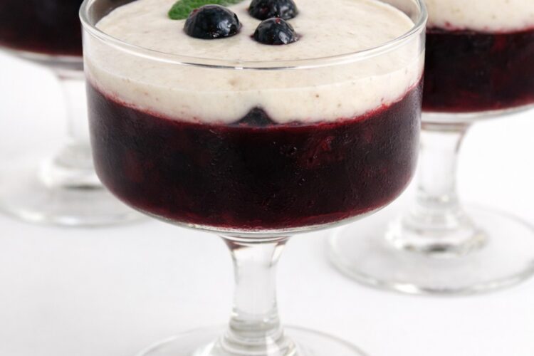 Beeren-Gelee im Dessertglas mit Vanillesoße, frischen Beeren und Minze