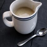 Vanilla Custard Sauce (Vegan, Gluten-free) 5 Hausgemachte Vanillesoße vegan serviert im weißen Kännchen