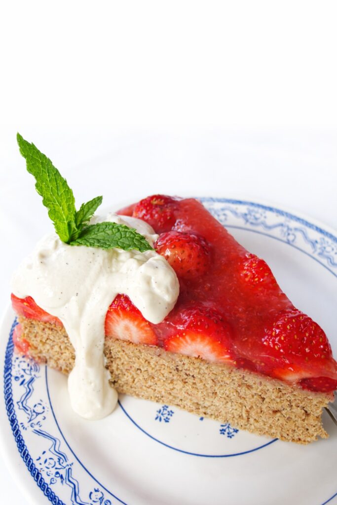 Spongecake with Strawberries (Vegan, Gluten-free) 2 Vegan and gluten-free strawberries spongecake on a cake stand