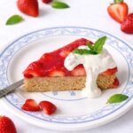 veganer glutenfreier biskuitkuchen mit erdbeeren deko