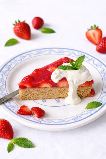 veganer glutenfreier biskuitkuchen mit erdbeeren deko