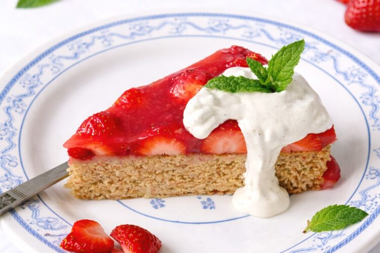 veganer glutenfreier biskuitkuchen mit erdbeeren deko