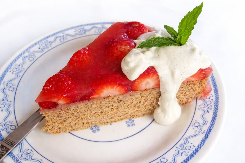 Spongecake with Strawberries (Vegan, Gluten-free) 5 Slice of vegan gluten-free strawberries spongecake on a plate