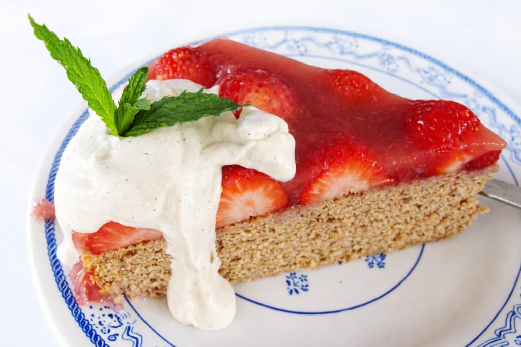 Spongecake with Strawberries (Vegan, Gluten-free) 3 Gluten-free vegan spongecake topped with fresh strawberries and jelly
