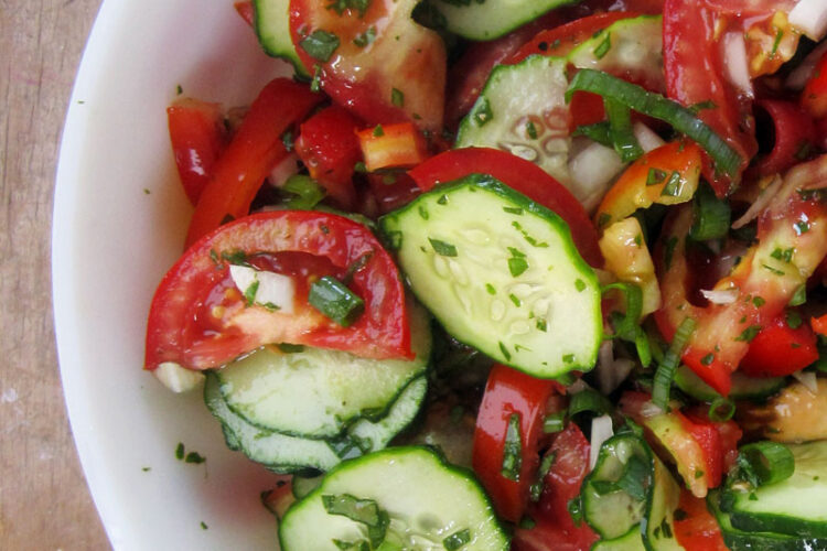 Einfacher Veganer Gurken Tomaten Salat Rezept