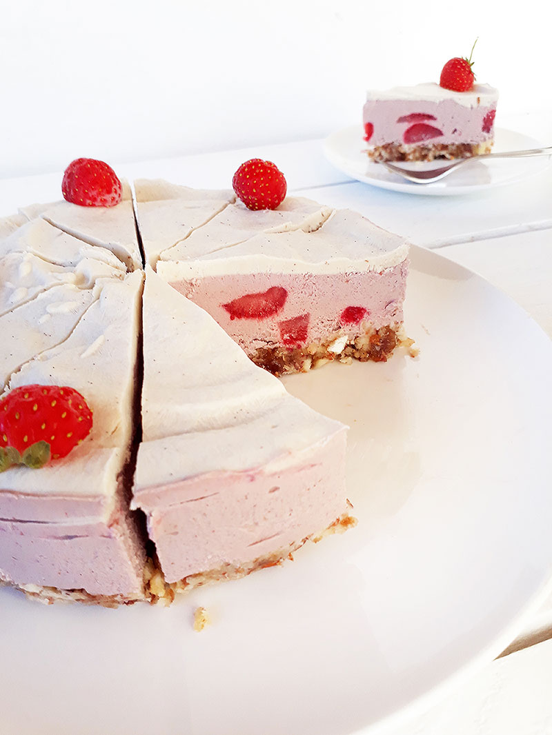 Vegan and Gluten-free Strawberry Cake 