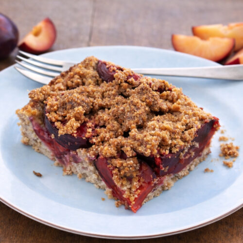 Plum Hazelnut Crumble Cake (Vegan, Gluten-free) 5 pflaumen kuchen vegan glutenfrei querformat mit gabel