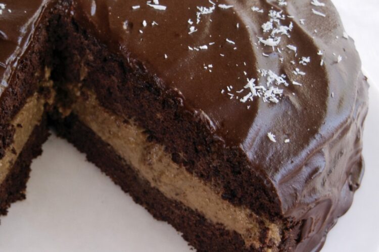 Glutenfreier veganer Kuchen aus Sorghum/Reismehl mit Mokka-Cremefüllung