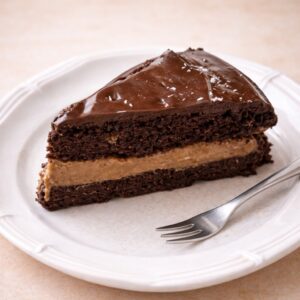 Chocolate Mocha Cake (Vegan, Gluten-free) 4 vegan chocolate mocha cake stueck anschnitt quadratisch