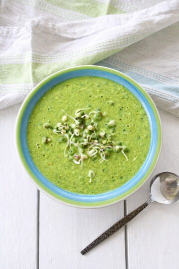 curry blumenkohl suppe mit loeffel vegan 2 1