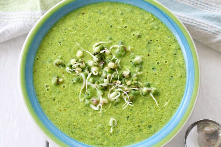 curry blumenkohl suppe mit loeffel vegan 2 1