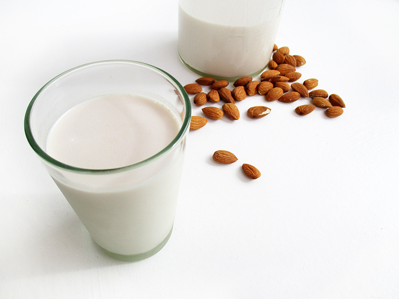 Nussmilch-Herstellung mit wenig Zutaten
