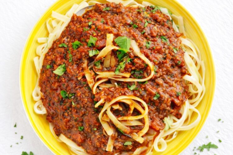 vegane fettuccine tomatensauce hochformat