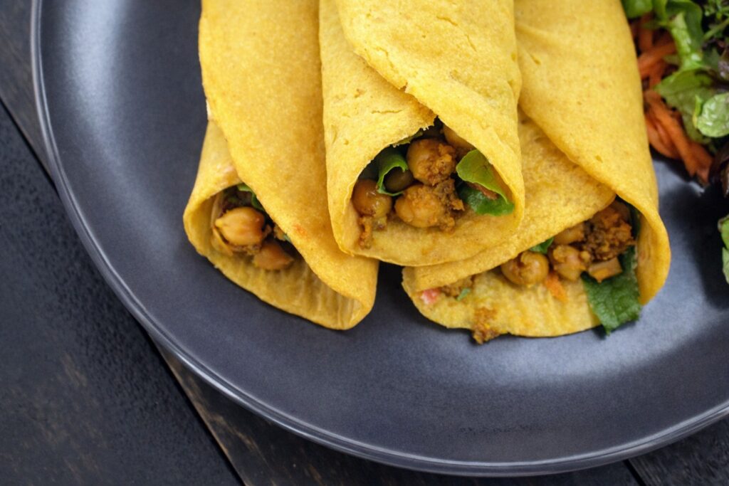 Detailaufnahme der Füllung aus Kichererbsen in veganen glutenfreien Kürbis-Wraps