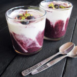 Einfaches Veganes Glutenfreies Beere Banane Joghurt Dessert