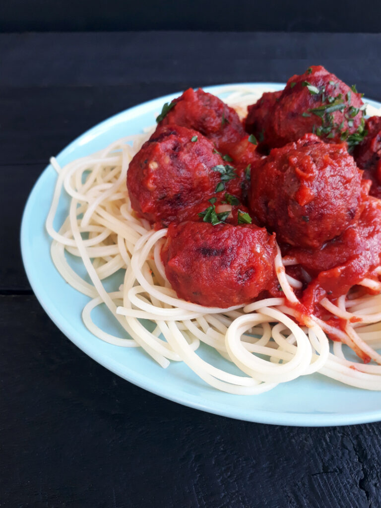 Anschnitt eines veganen glutenfreien Fleischbällchens aus Buchweizen und Roter Bete mit saftiger Textur