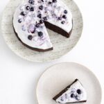 veganer nuss milch mehl schoko kuchen stueck blaubeeren