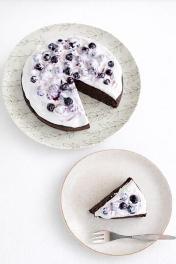 veganer nuss milch mehl schoko kuchen stueck blaubeeren