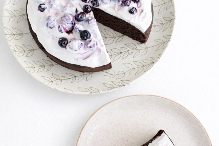 veganer nuss milch mehl schoko kuchen stueck blaubeeren