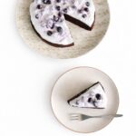 veganer nuss milch mehl schoko kuchen stueck blaubeeren hochformat 1