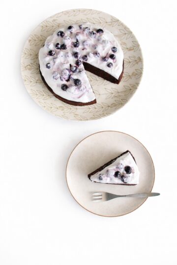 veganer nuss milch mehl schoko kuchen stueck blaubeeren hochformat 1