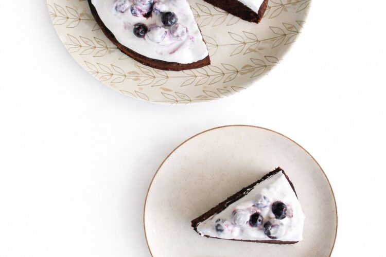 veganer nuss milch mehl schoko kuchen stueck blaubeeren hochformat 1