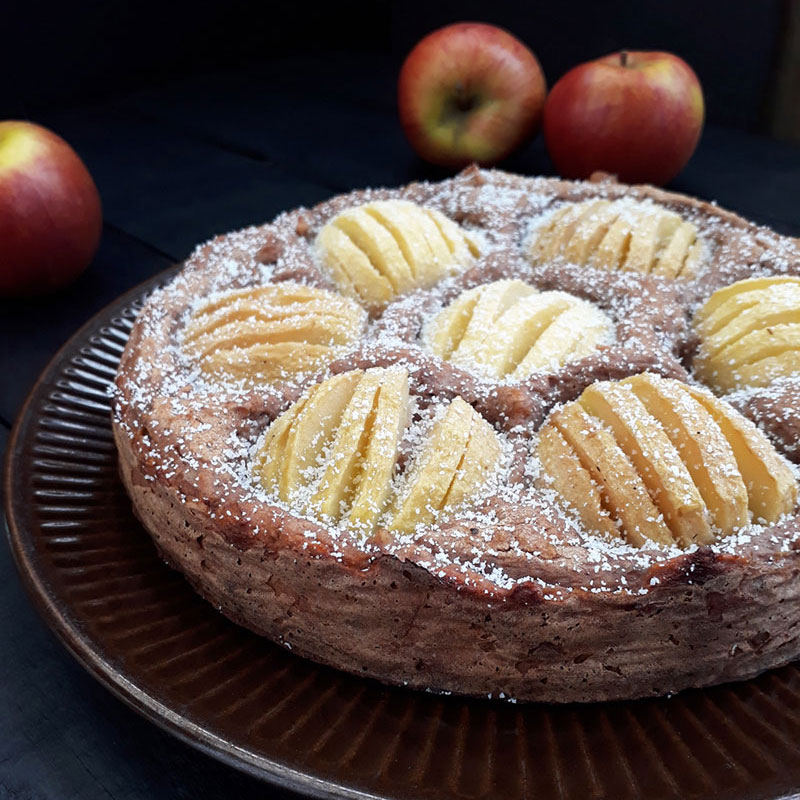 Versunkener Apfelkuchen (Vegan, Glutenfrei, Fruchtgesüßt) | The Vegan ...