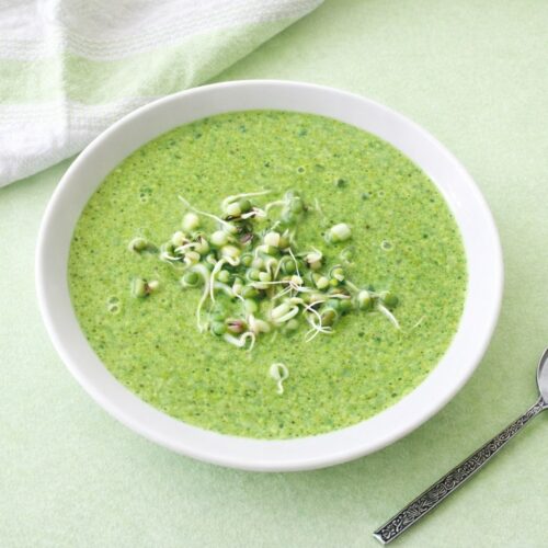 curry blumenkohl suppe mit mungbohnen sprossen vegan glutenfrei mit Loeffel